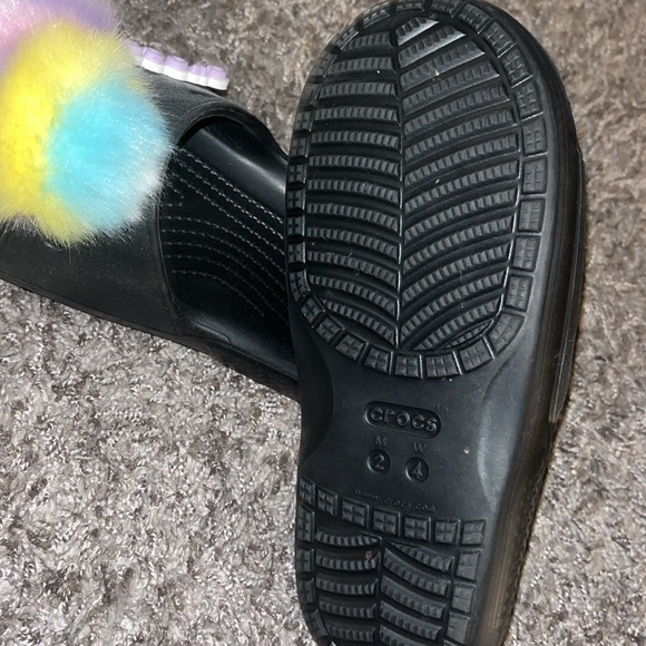 Adorable Crocs Slides Size 2Y - Picture 5 of 6